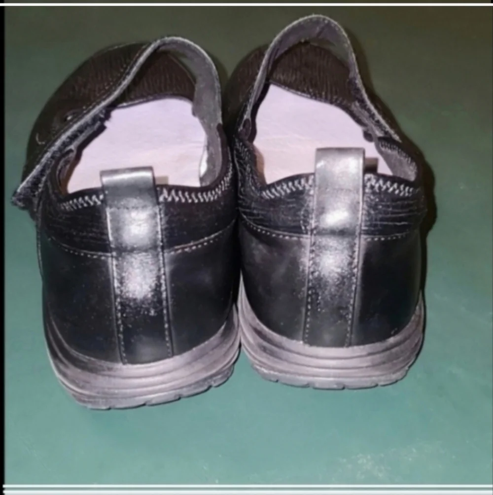 Aravon Black leather Academia mary jane shoes school girl clogs 7.5 comfortable